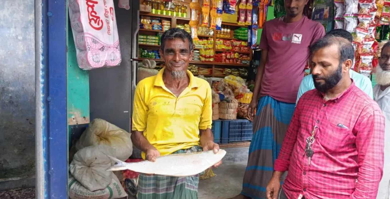 দুমকির পায়রা নদীতে ধরা পড়ল ২ কেজির ইলিশ